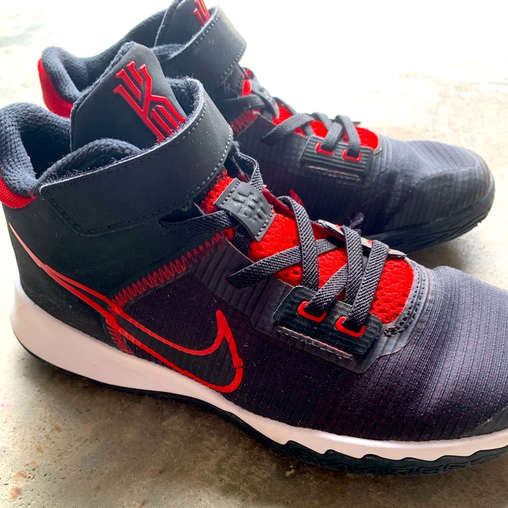 Boys size 2.5 youth (little boys) Nike basketball shoes, great condition!